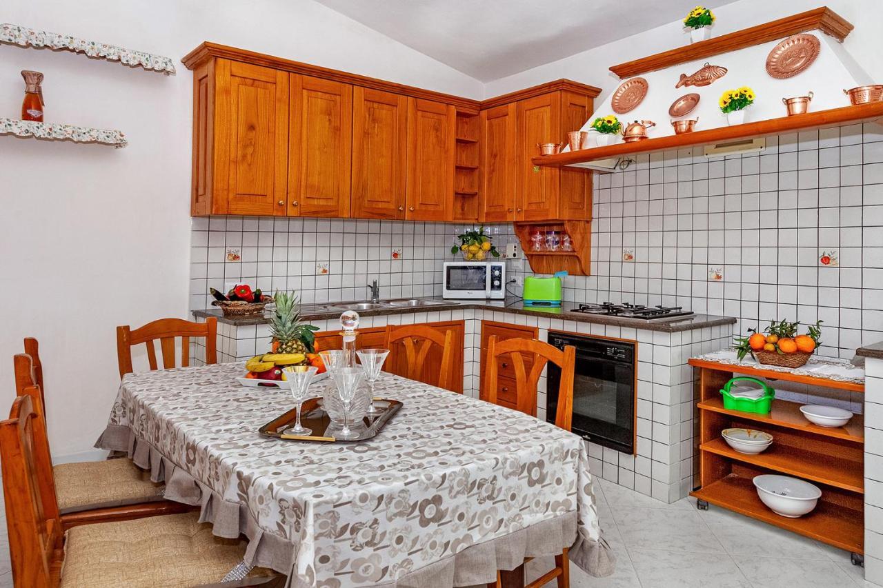 Il Tiglio Holiday Home - De Vivo Realty マッサ・ルブレンセ エクステリア 写真