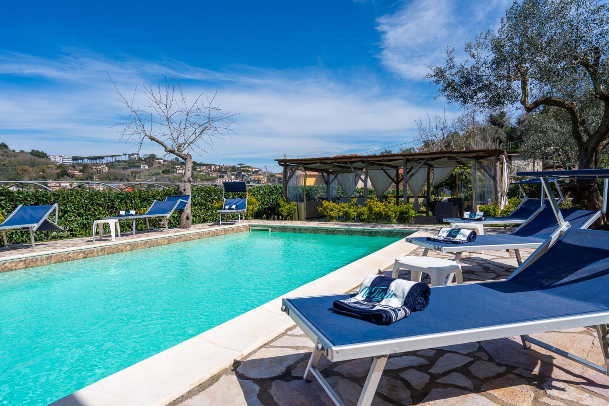 Il Tiglio Holiday Home - De Vivo Realty マッサ・ルブレンセ エクステリア 写真